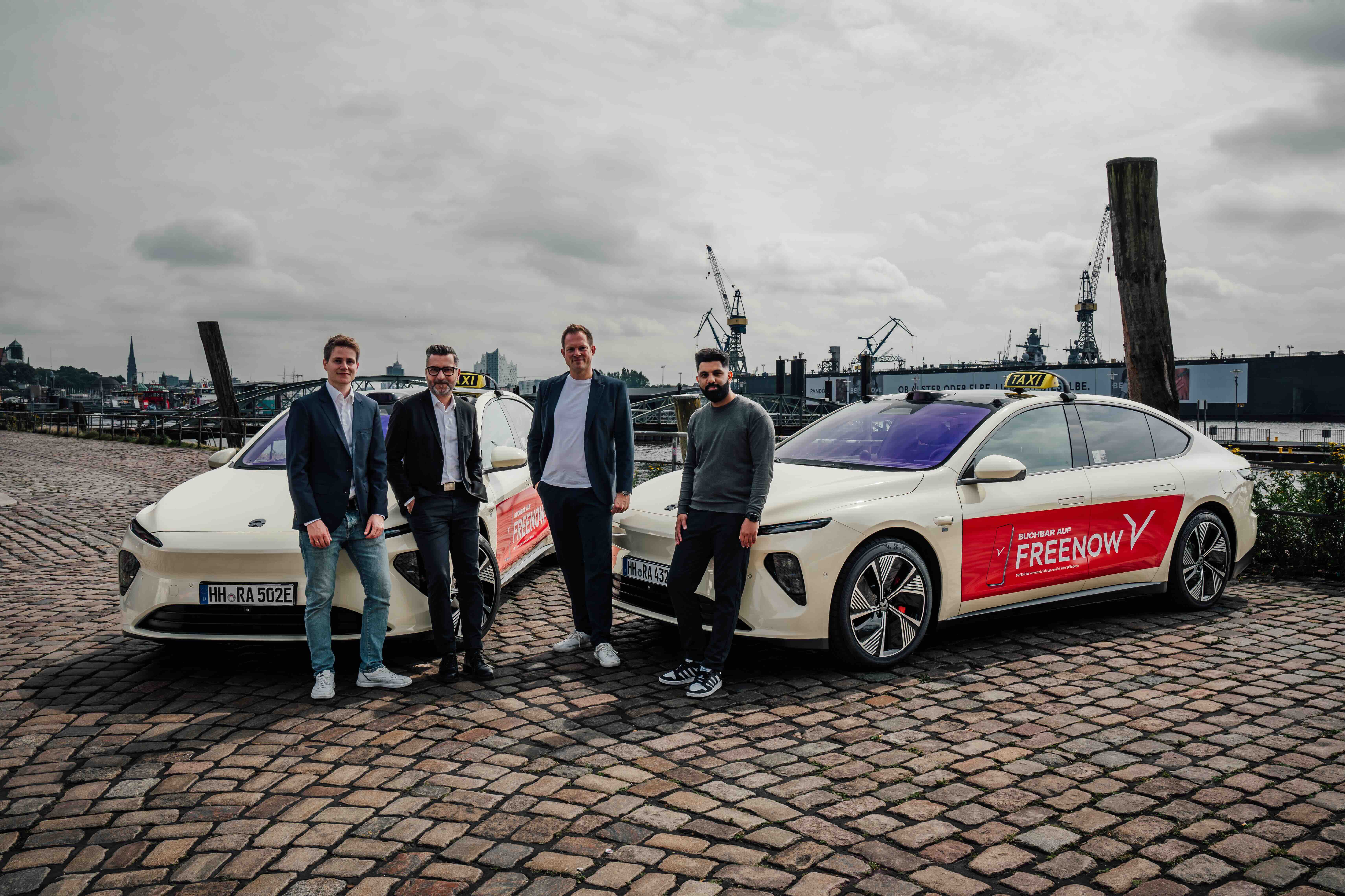 Von links nach rechts: Andreas Maier, General Manager FREENOW DE/AT; Dirk Ritter, Leiter der Verkehrsgewerbeaufsicht der Hamburger Behörde für Verkehr und Mobilitätswende; Ole Gravenhorst, Key Account Manager Nord bei NIO; Fezan Rana, Geschäftsführer Taxenbetrieb Rana GmbH